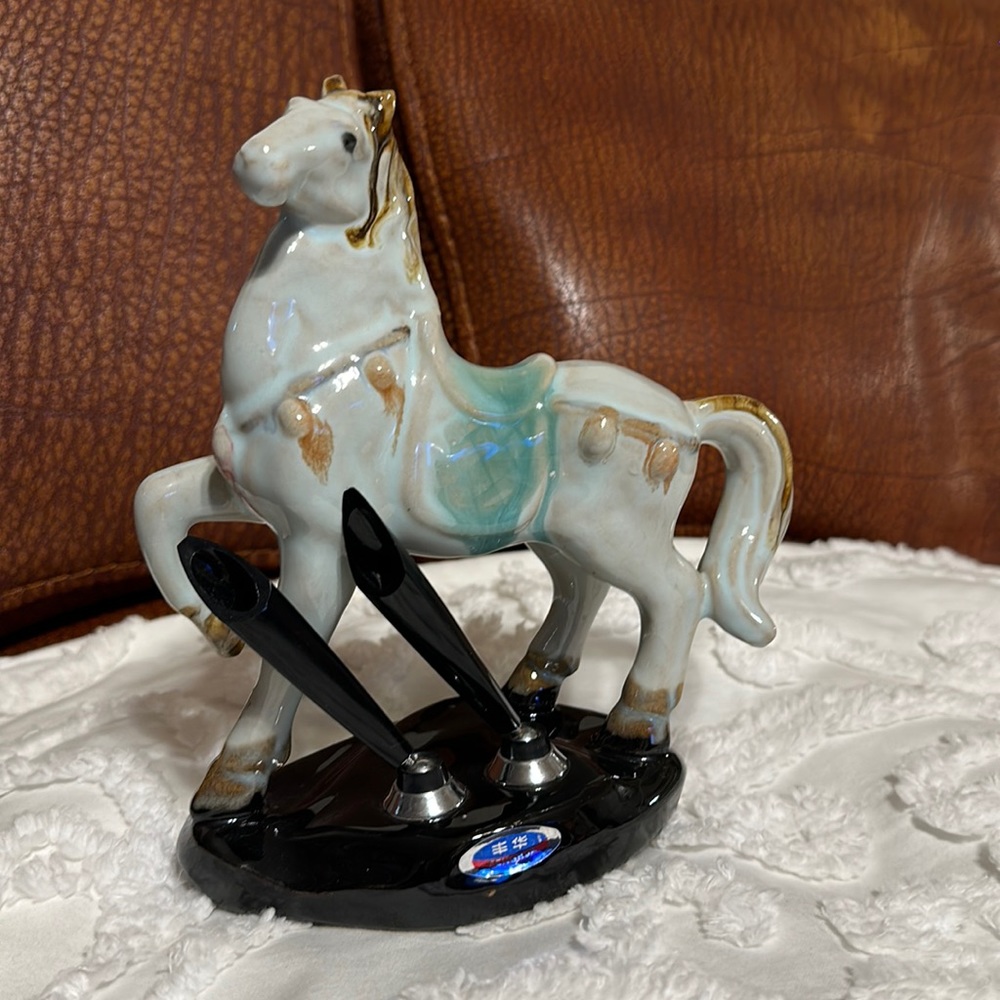 FENGHUA VINTAGE CERAMIC HORSE 🐎 FIGURING VERY BEAUTIFUL  LIKE NEW